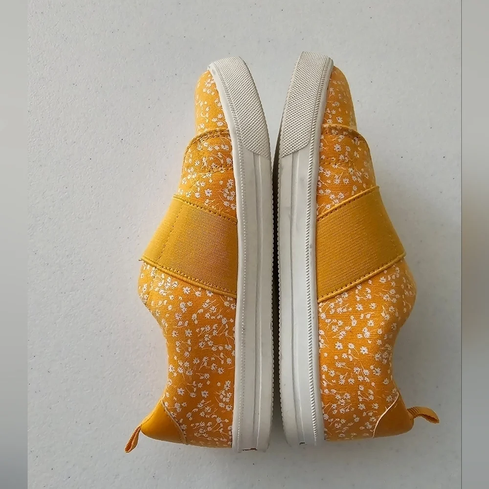 OSHKOSH Kids Shoes. Size 1M